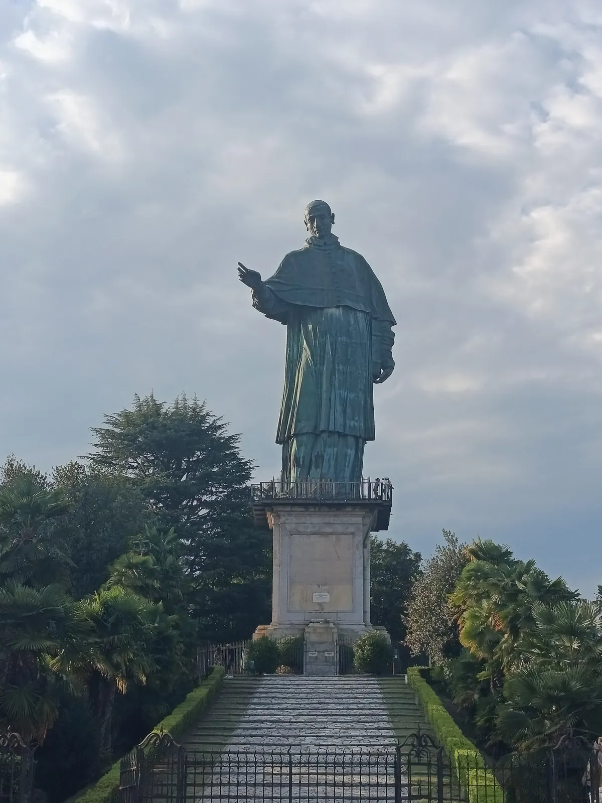 Kolos sv. Karla Boromejského, Arona