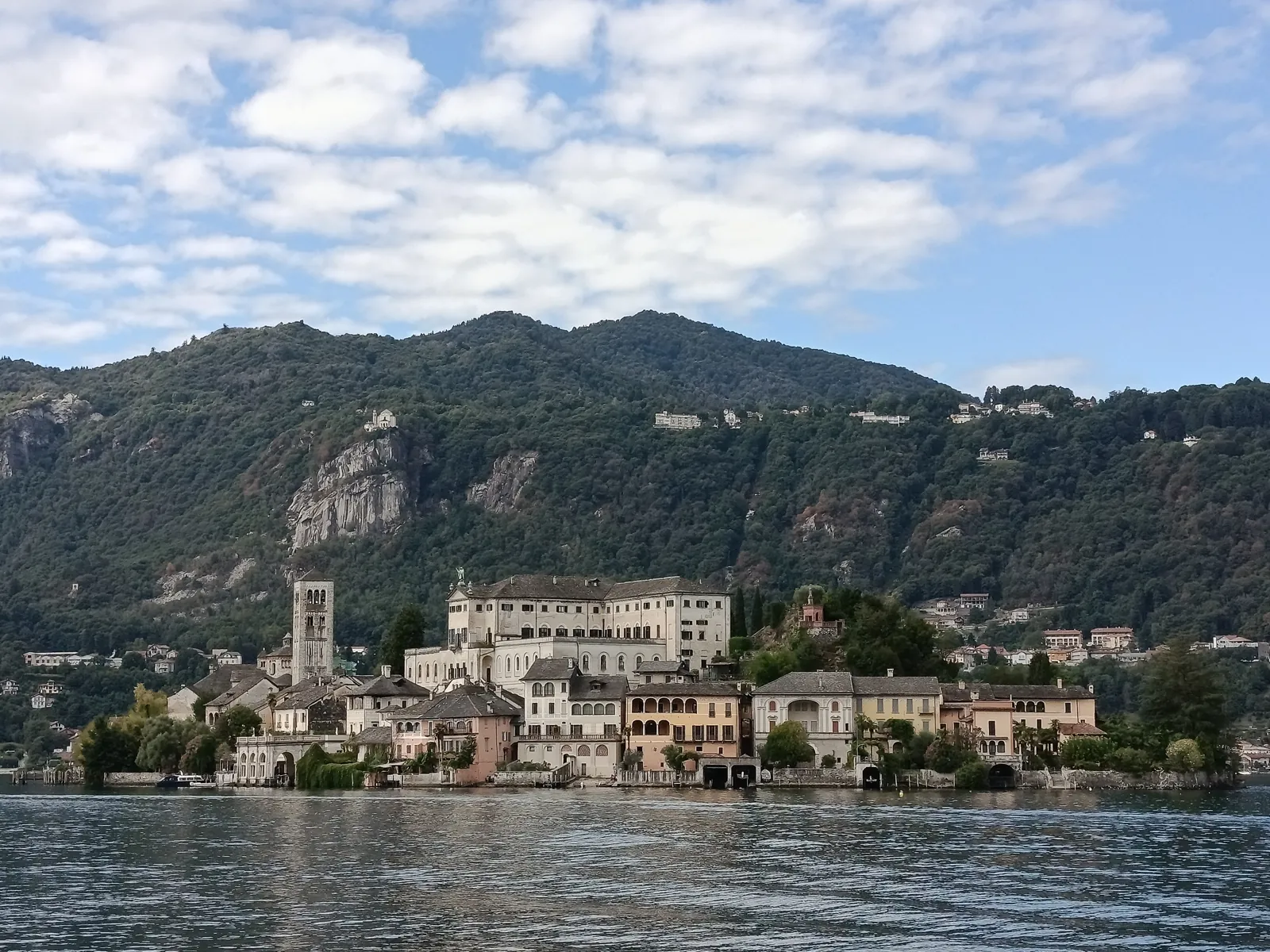 Isola San Giulio na jezeře Orta, z lodi