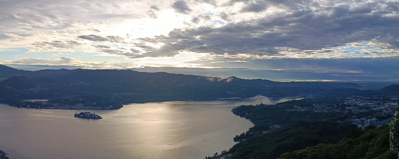 Ráno nad jezerem Orta
