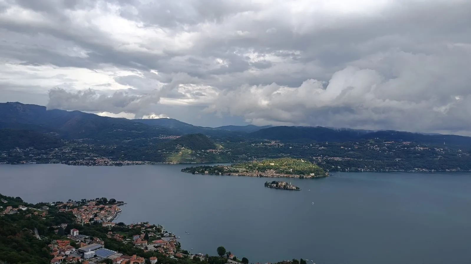 Deštivý den nad jezerem Orta