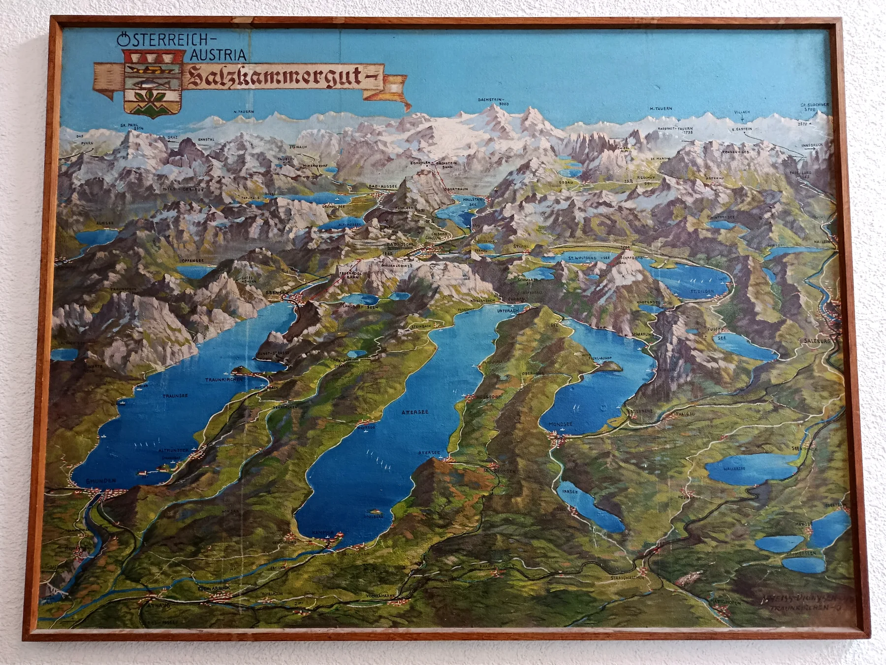 Malovaná mapa Solné komory v dolní stanici lanovky na Katrin v Bad Ischlu. Najdete na ní skoro všechna jezera z této stránky.